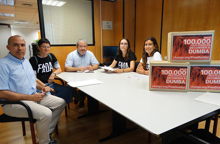 Entregamos ms de 100.000 firmas a la Generalitat de Catalunya para reclamar el decomiso de Dumba 