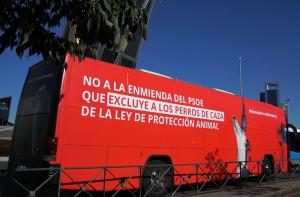 Más de cien entidades nos movilizamos con un autobús rotulado contra la enmienda del PSOE