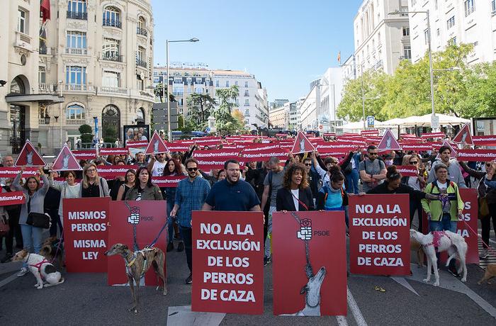 ¡Presión permanente y gran concentración ante las sedes del PSOE!