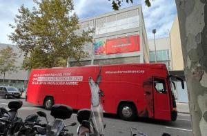El autobús protesta llega a Barcelona para denunciar la enmienda del PSOE