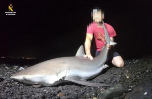 Pesca y selfies con especies amenazadas: la 'oferta turística' de una empresa de Lanzarote